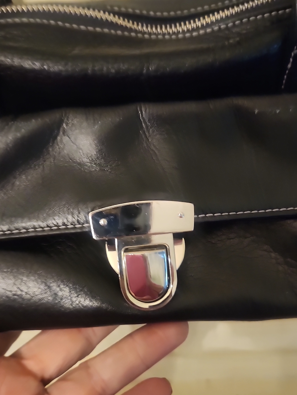 Perlina Black Leather Shoulder Bag with Silver-Tone Clasp - Picture 2 of 8